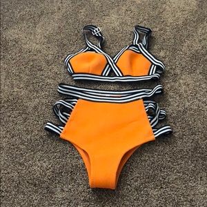 Bright swimsuit 🖤 Never worn!!